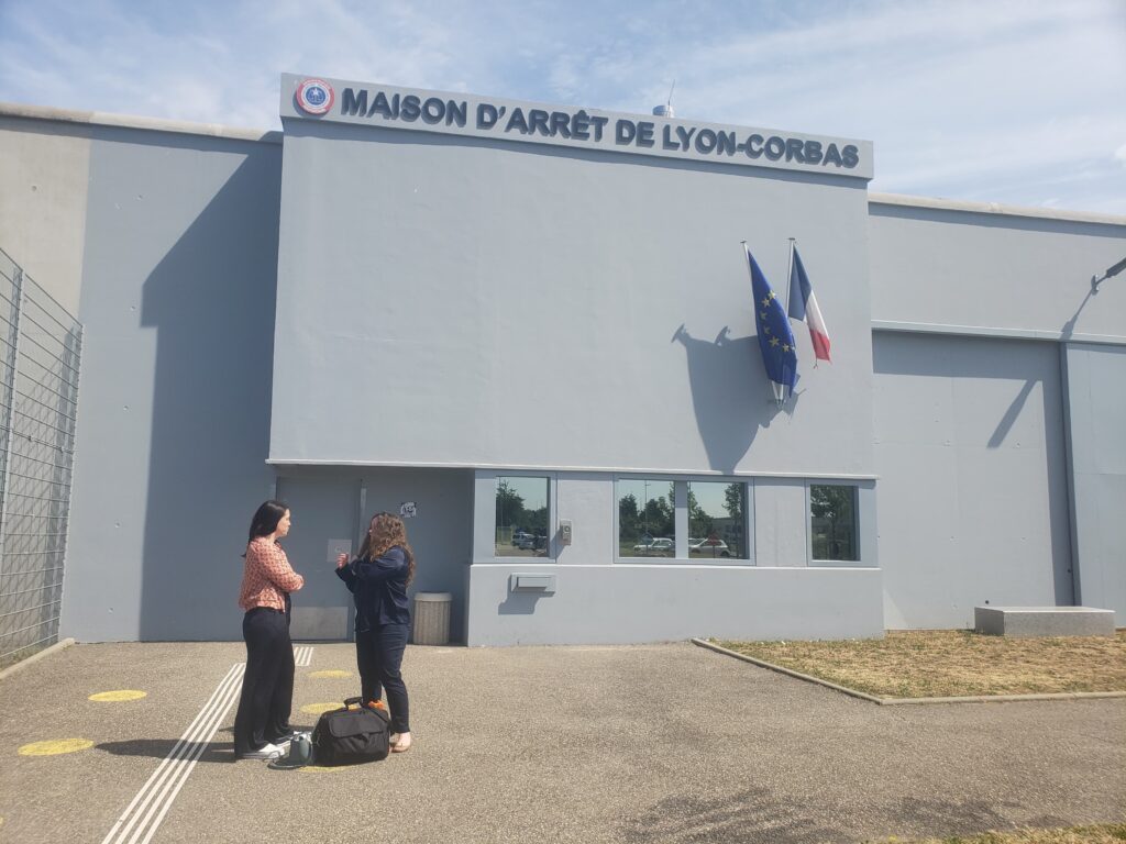 Laurianne Ploix et Sonia Zdorovtzoff devant la prison de Lyon-Corbas